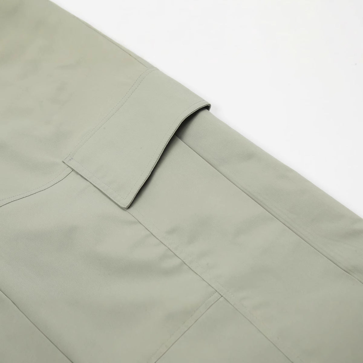 Detailed profile view of the flat-lay utility cargo pocket with an integrated fold-over flap on the MONTQUANT technical trousers.